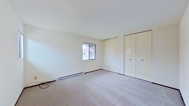 Building Photo - Upper 2 Bedroom 1.5 Bathroom Apartment Available