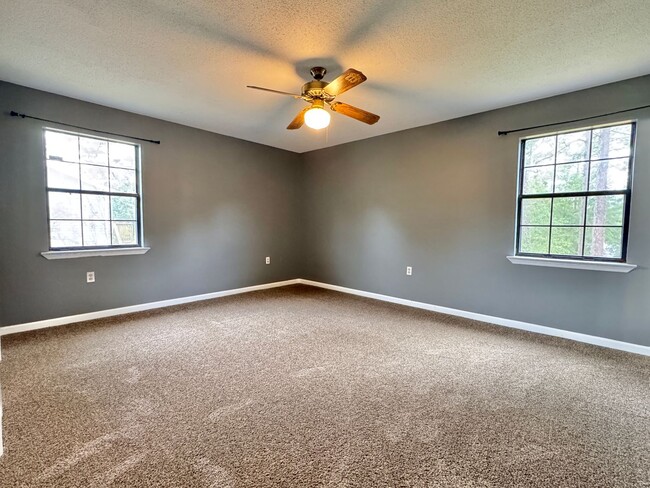 Building Photo - MOVE-IN READY!  [PET FRIENDLY]