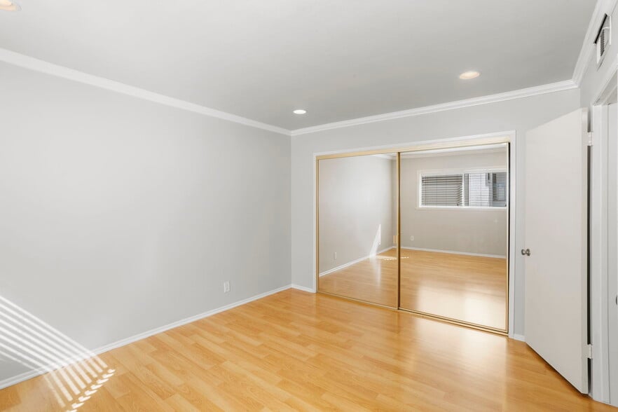 Building Photo - 11639 Chenault St