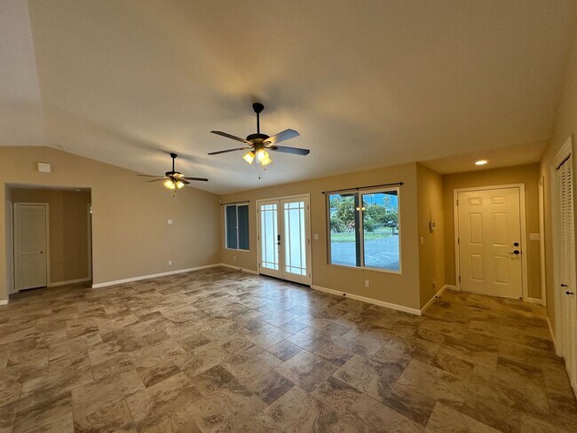 Building Photo - 16-1370 Pohaku Circle Kurtistown, HI 96760