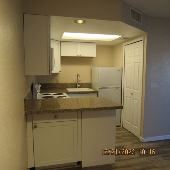 Building Photo - Studio/Condo Recently updated