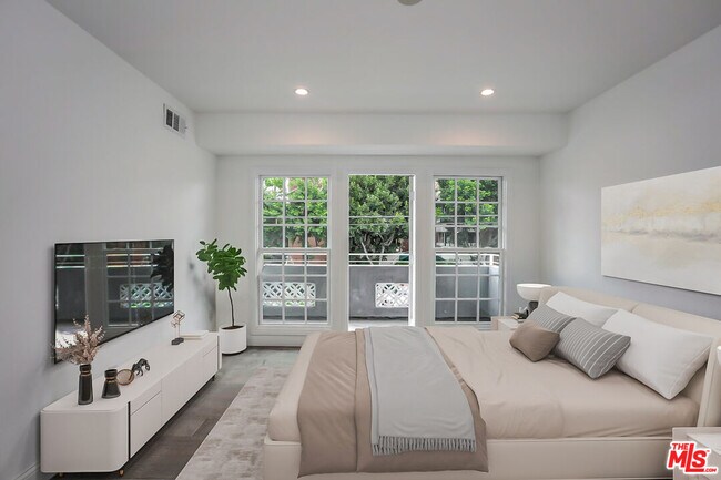 Building Photo - 1105 Alta Loma Rd