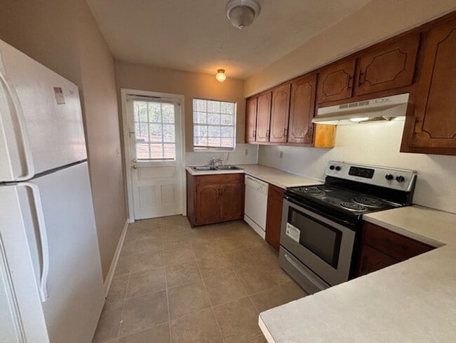 Building Photo - 2 bedroom 1 bath duplex unit off St Marys Road