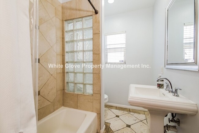 Building Photo - Spanish-Style 2 Bedroom Long Beach Home