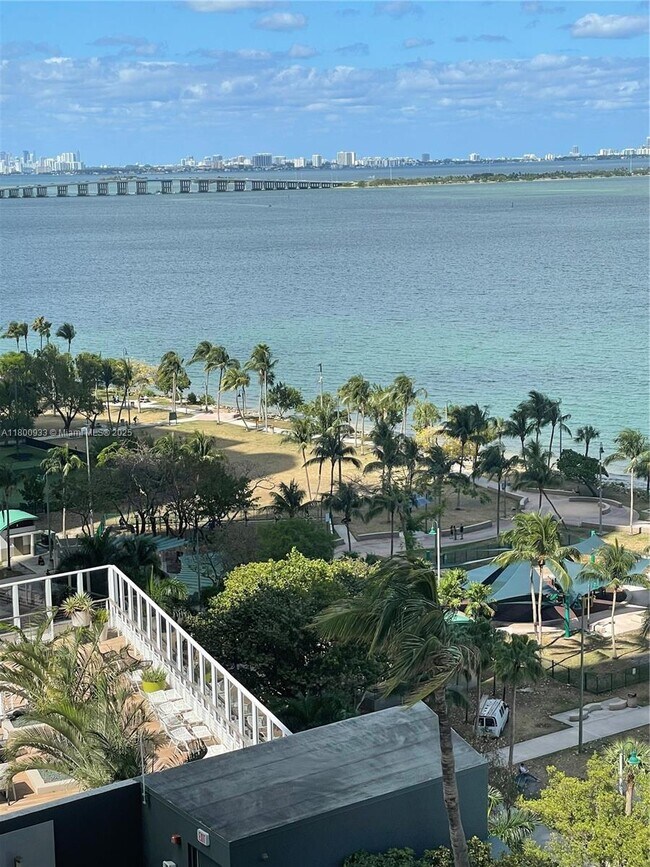 Building Photo - 1750 N Bayshore Dr