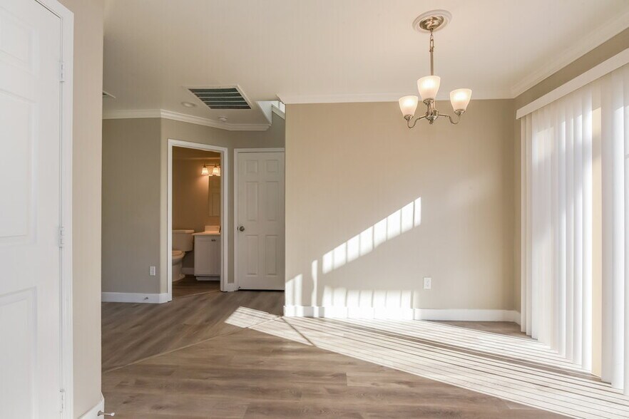 Building Photo - 9997 Big Bow Springs Ct