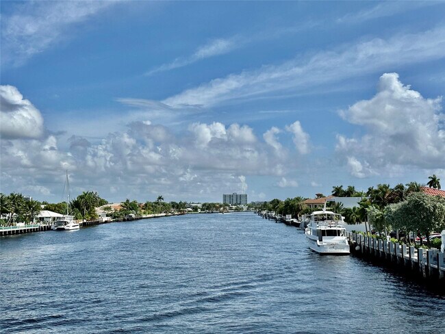 Building Photo - 3220 Oleander Way