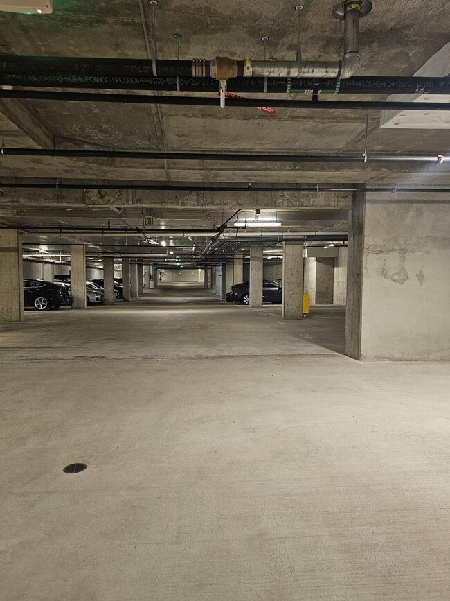 Building Photo - Luxurious High Rise Living in Convenient Downtown Bellevue