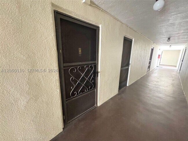 Building Photo - 2324 S Cypress Bend Dr