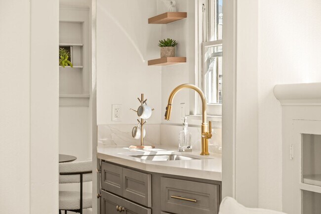 Building Photo - 4419–4423 Mississippi St — fully renovated with designer finishes throughout!