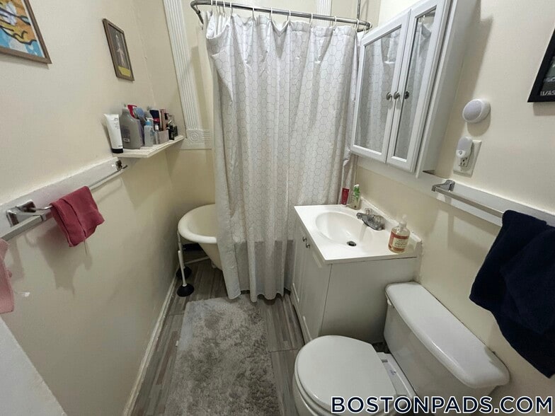 Building Photo - 463 Park Dr