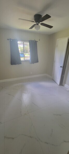 Extra bedroom - 9160 Aster Rd