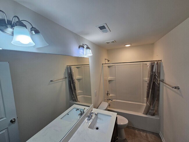 Building Photo - Well Maintained Large townhome in Steele Creek