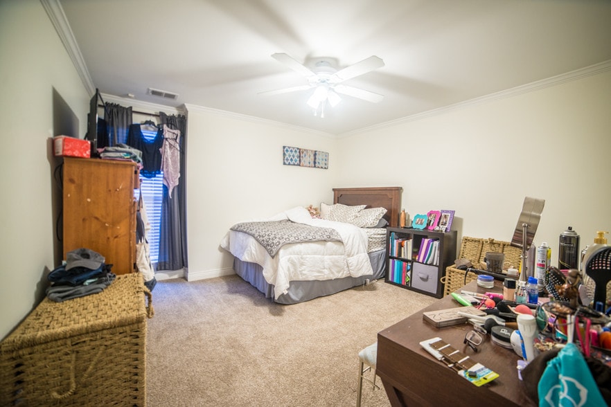 Building Photo - 4000 Oak St