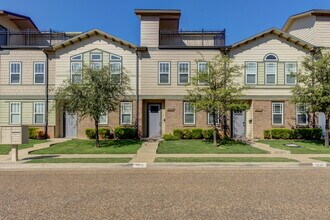 Building Photo - Stunning 3 Story Town-Home near Texas Tech...