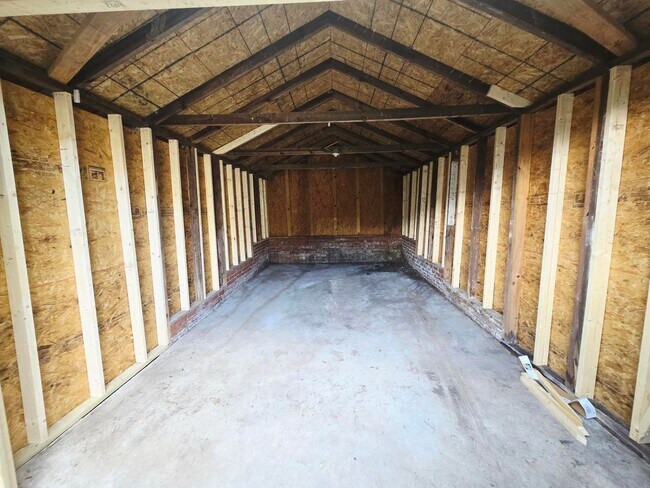 Building Photo - 506 Lakeside Ave