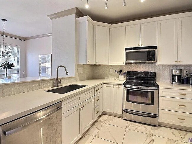 Building Photo - 18160 Pinehurst Dr