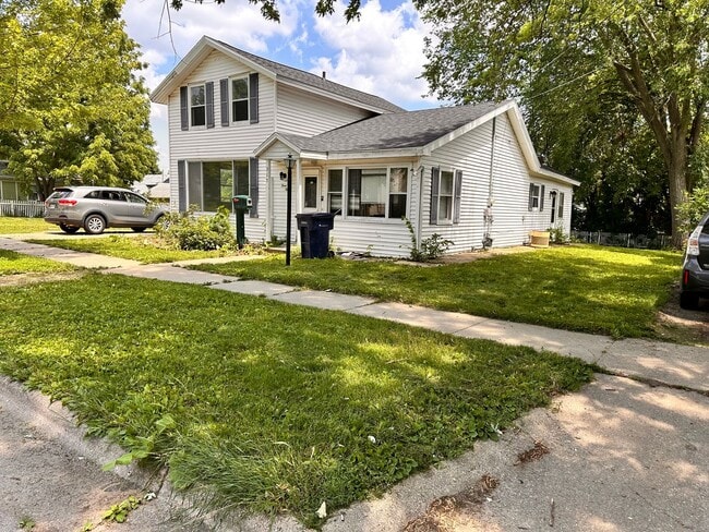 Building Photo - SPACIOUS 4 BEDROOM HOME READY TO WELCOME YOU