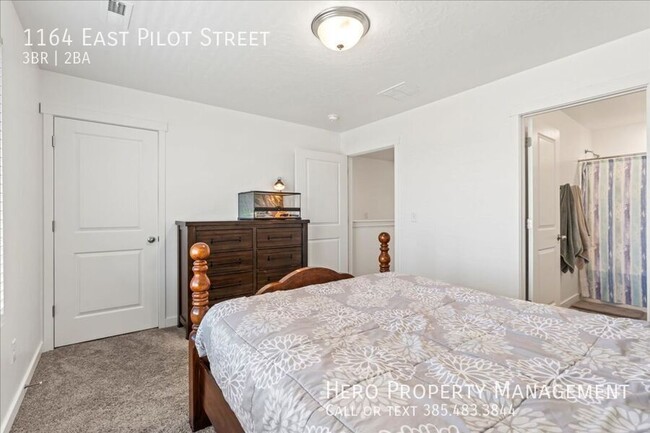 Building Photo - Fantastic Gorgeous Townhome! HALF OFF FIRS...