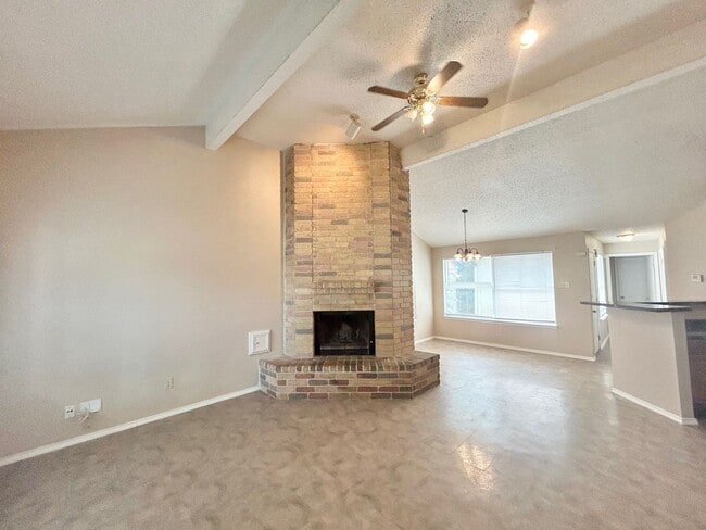 Building Photo - 2 Bedroom 2 bath in BIG COUNTRY GDN HMS