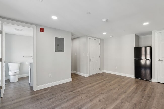 Building Photo - "610" on Congress St: New Studio Apt. 1BA $1400.00 Heat & H20 included