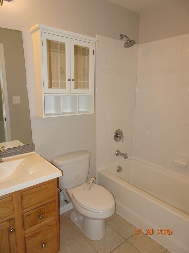 Building Photo - 4 Bedrooms, 3.5 Baths Townhouse