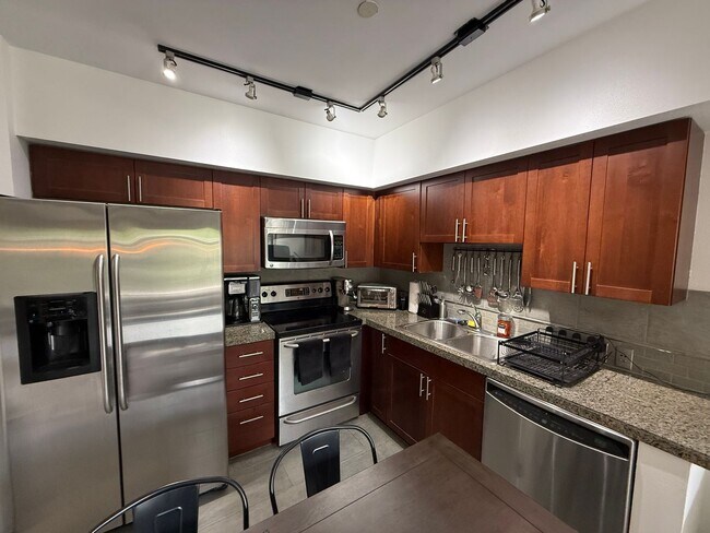 Building Photo - Modern 1BR Condo with Luxury Amenities in ...
