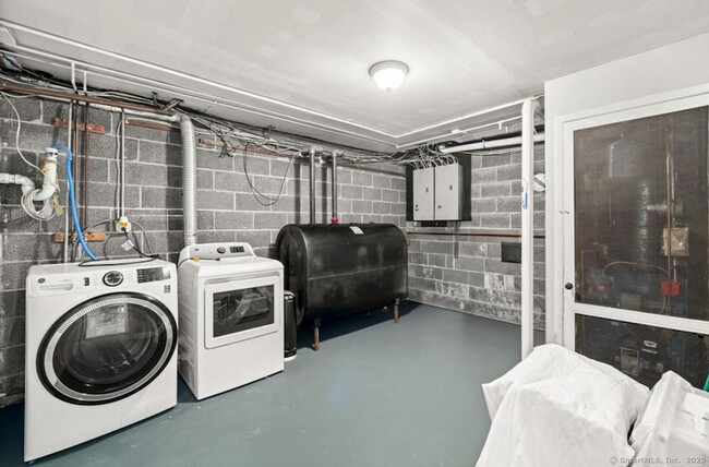 Building Photo - 412 Main St