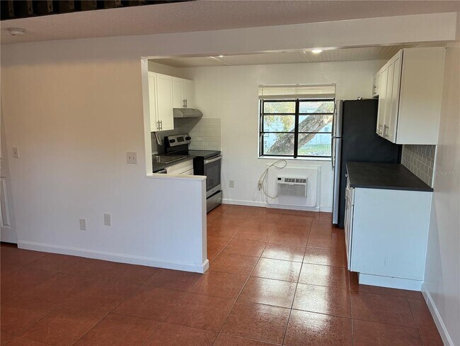 Building Photo - 2142 Bradford St