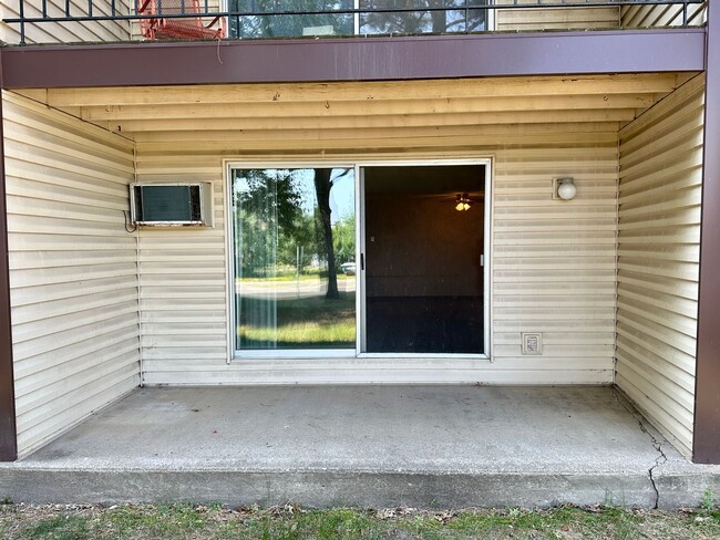 Building Photo - Move in ready! 1 bedroom condo in Roseville!