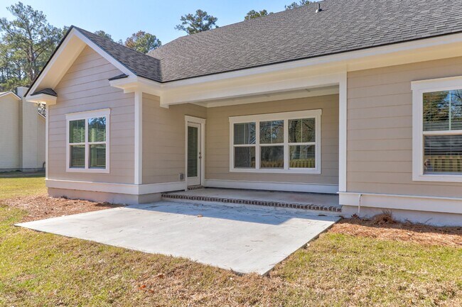 Building Photo - 204 Pineland Dr