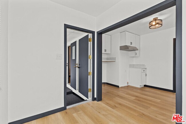 Building Photo - 9829 S 7th Ave