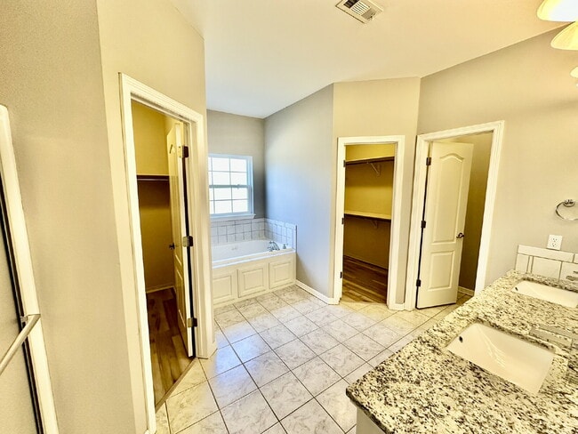 Building Photo - 3908 SW Hawthorne St