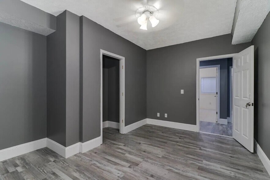 Building Photo - 2201 Knollbrook Way