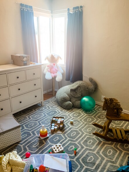 Building Photo - 1430 E Meadowbrook Ave