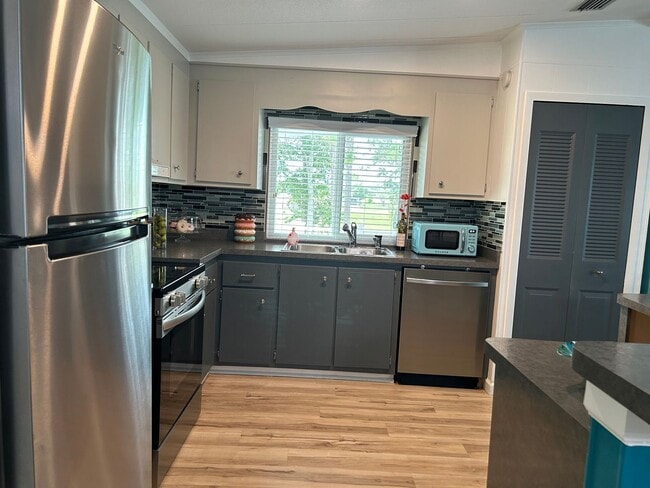 Building Photo - Stunning Move-in Ready 2 Bedrooms 2  bathr...