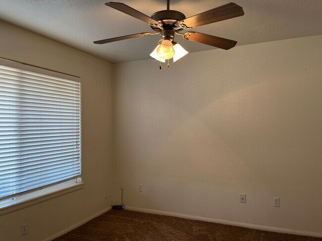 Building Photo - 3 bedroom, 2 bathroom in Apple Valley!