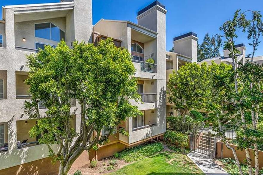 Building Photo - 5525 Canoga Ave