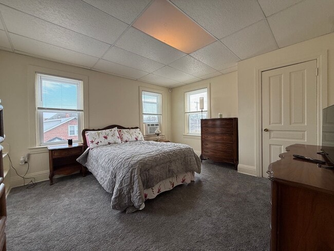 Building Photo - 400 Maple St