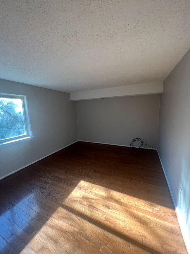 Building Photo - Cozy 3 Bedroom 1 Bathroom Condo- Conveniently Located at DC line