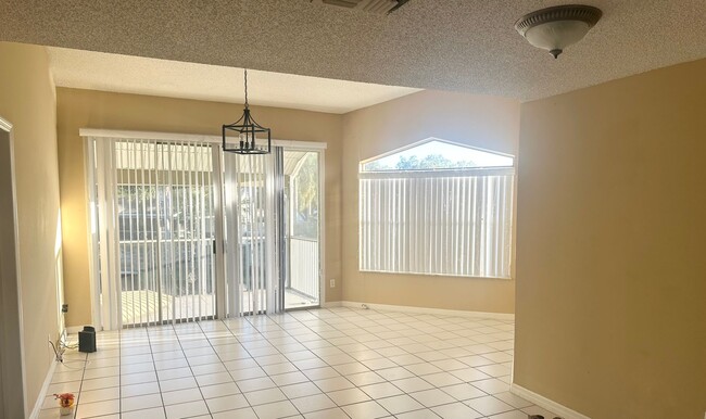 Building Photo - 3/2 Condo, conveniently located, in gated ...