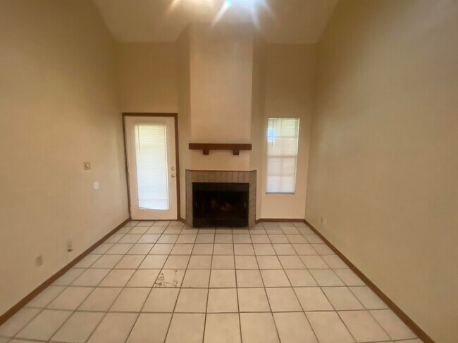 Building Photo - 1102 Greentree Ct