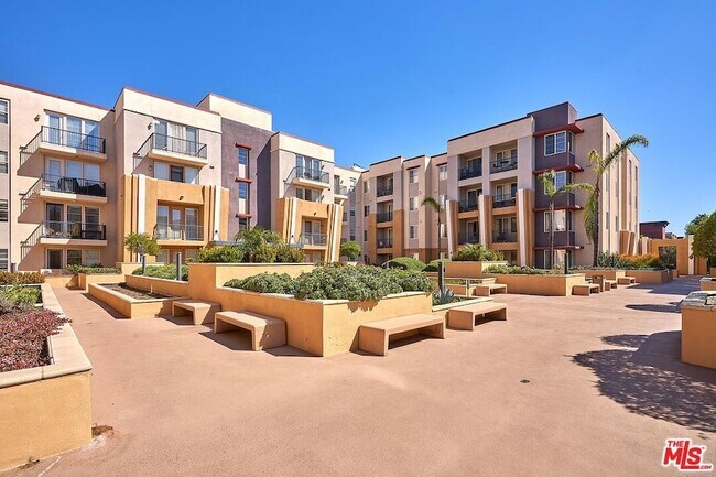 Building Photo - 360 W Ave 26