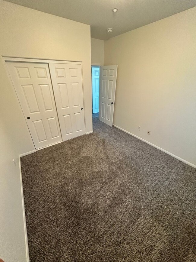 Building Photo - 3 bed 2 car garage condo for rent in Murrieta