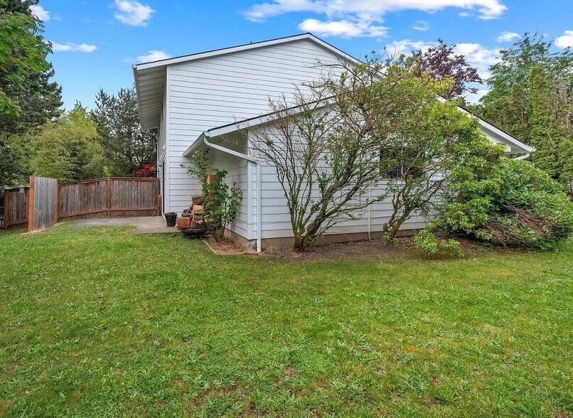 Building Photo - 208 SW Wallula Ave