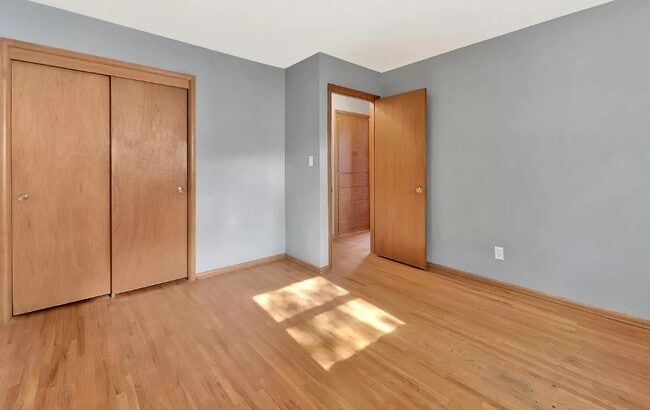 Building Photo - 211 E Meadowlark Rd