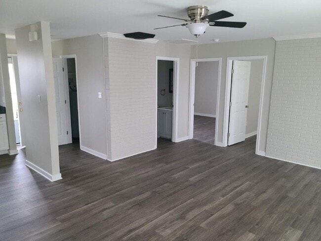Building Photo - 2 Bed 1 Bath Rancher-Chesterfield -Courtho...