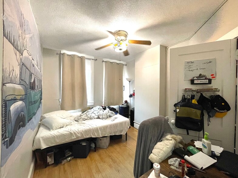 Building Photo - 160 Endicott St