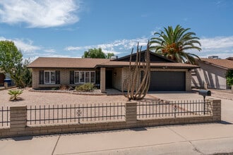 Building Photo - 951 W La Jolla Dr