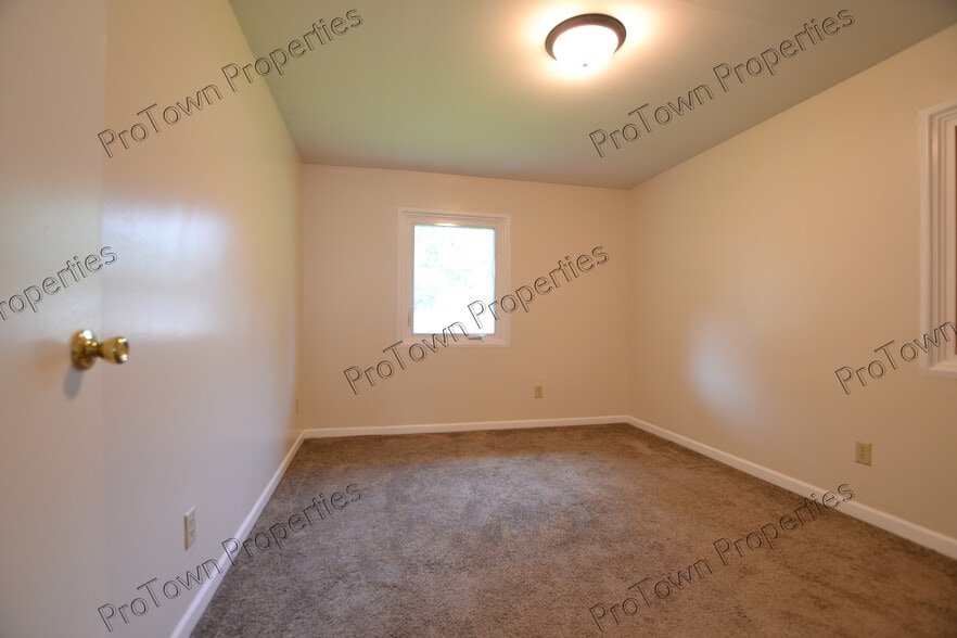 Building Photo - 2315 Birchwood Ln